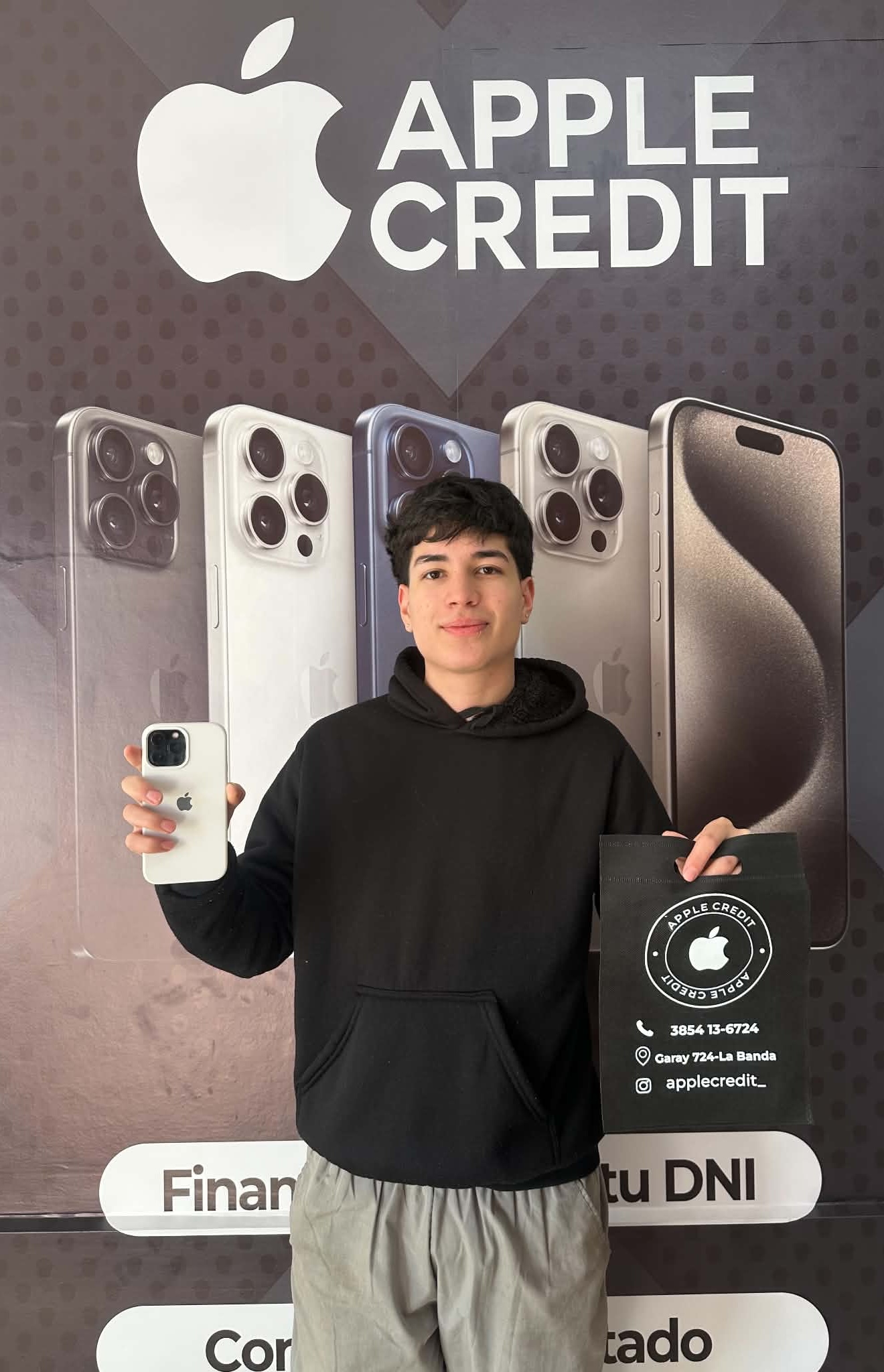 Benjamín de Santiago del Estero con su iPhone 13 Pro Max financiado solo con DNI