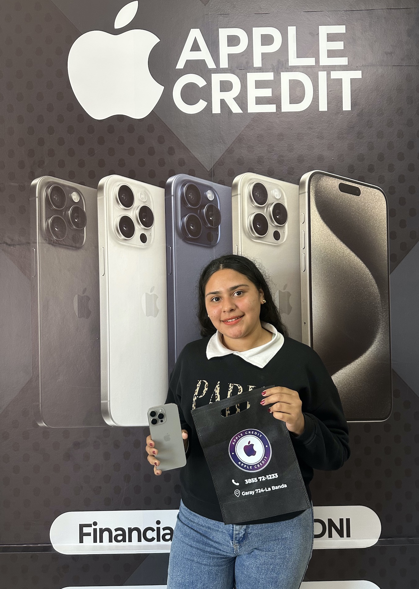 Narella de Suncho Corral con su iPhone 16 Pro Max financiado solo con DNI