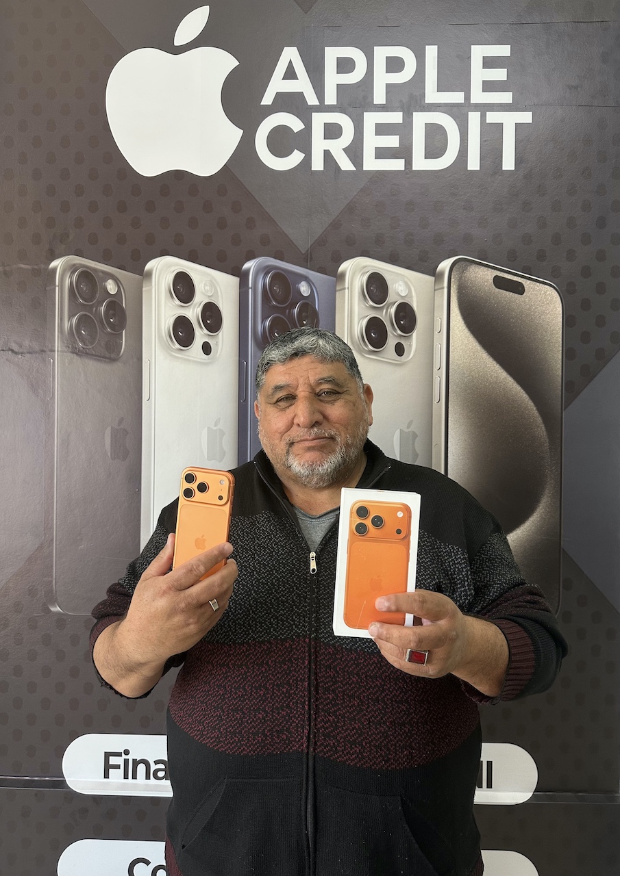 Roberto de Loreto con su iPhone 17 Pro financiado solo con DNI en Apple Credit